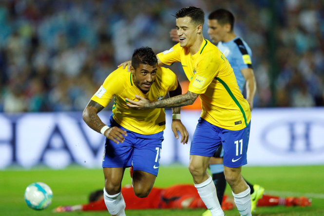 Paulinho ăn mừng trong trận Brazil đại thắng Uruguay. Ảnh: REUTERS