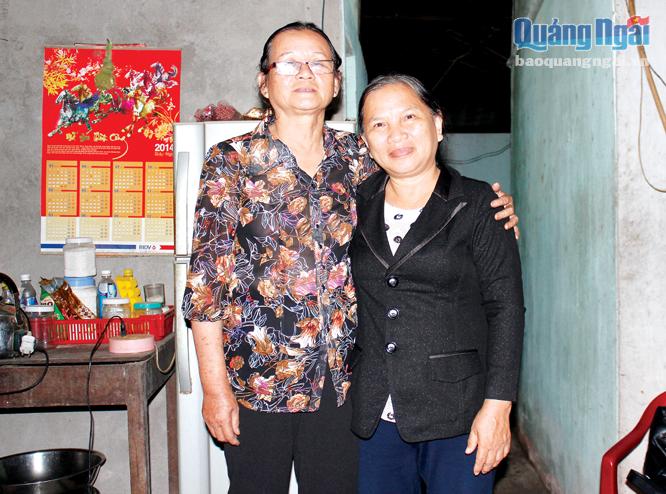 Bà Phạm Thị Xuân Viên (bên phải) và bà Nguyễn Trần Thị Lan, hai người bạn tù năm xưa giờ gắn bó thân thiết.
