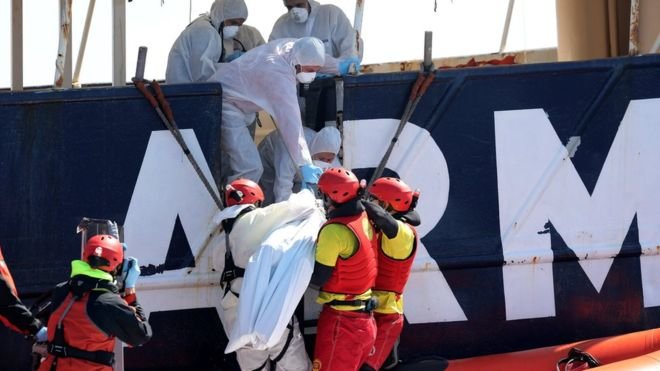  Lực lượng cứu hộ đưa thi thể một nạn nhân lên tàu - Ảnh: Reuters
