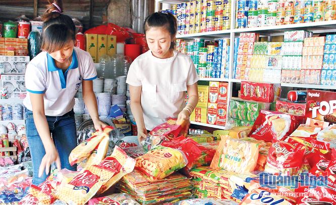 Người tiêu dùng lựa chọn, mua sắm hàng Việt tại điểm bán hàng Việt ở thị trấn Di Lăng (Sơn Hà).