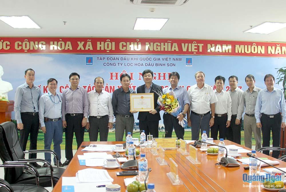 Tổng Giám đốc PVN Nguyễn Vũ Trường Sơn trao tặng Bằng khen cho BSR với thành tích xuất sắc trong việc cán mốc 10 triệu giờ công an toàn