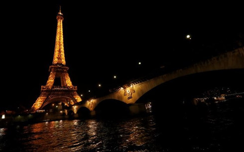  Tắt đèn hưởng ứng Giờ trái đất tại Paris.