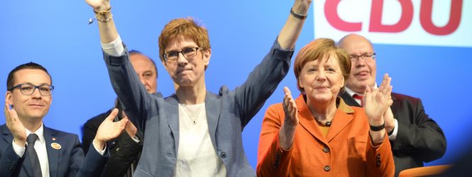  Thủ tướng Angela Merkel (phải) ủng hộ cho ứng viên địa phương Annegret Kramp-Karrenbauer của đảng mình tại bang Saarland - Ảnh: AFP
