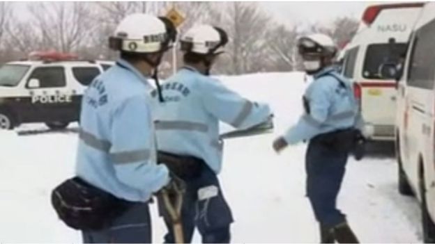 Lực lượng cứu hộ và cảnh sát đang trong quá trình tìm kiếm người mất tích sau vụ lở tuyết (Ảnh: AP)