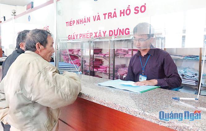 Trao trả hồ sơ cho công dân tại bộ phận một cửa của TP.Quảng Ngãi.                                                                           ẢNH: T.THUẬN