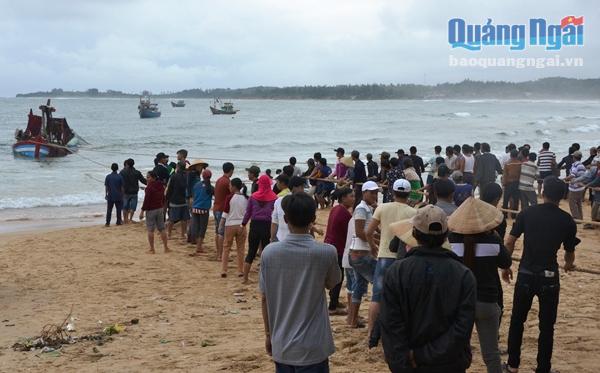 Nhiều người dân ở làng biển Phước Thiện tham gia cứu hộ tàu cá của ông Do