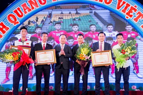  Thứ trưởng VH-TT&DL Lê Khánh Hải trao bằng khen cho các tập thể, cá nhân xuất sắc.