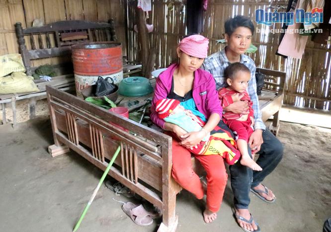 Một cặp vợ chồng trẻ ở huyện Tây Trà với gia cảnh khó khăn, con trai bị suy dinh dưỡng.