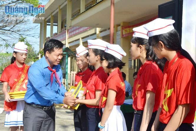 Phó Bí thư Thường trực Tỉnh đoàn, Chủ tịch Hội đồng Đội tỉnh Nguyễn Hoàng Hiệp trao giấy khen cho các em thiếu nhi.