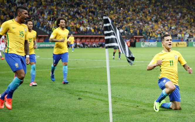 Coutinho (phải) ăn mừng sau bàn mở tỷ số. Ảnh: REUTERS