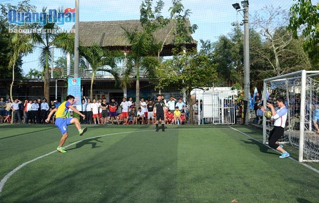 Đội bóng Vietcombank Quảng Ngãi đã xuất sắc giành chiến thắng sau loạt sút penalty đầy may rủi