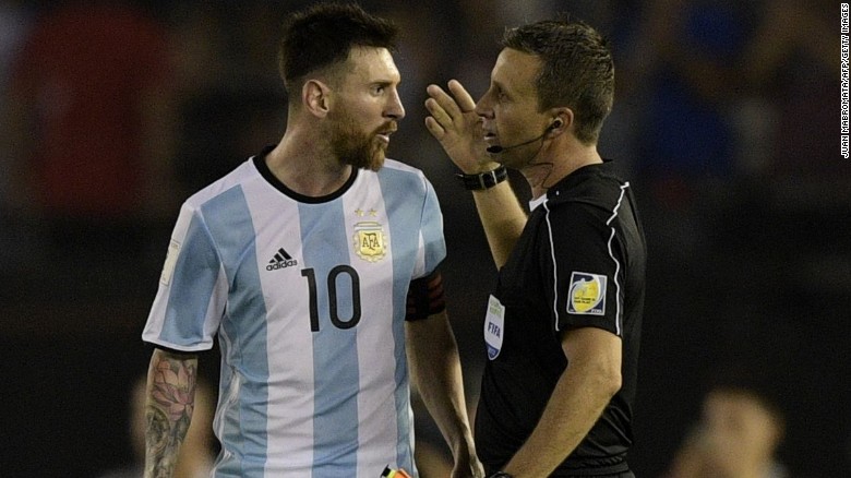  Messi phản ứng với trọng tài ở trận đấu giữa Argentina và Bolivia. Ảnh: CNN