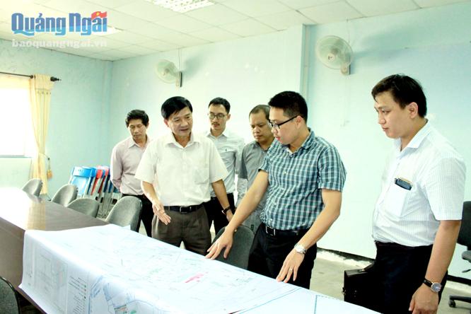  Chủ tịch UBND tỉnh Trần Ngọc Căng (thứ 2 bên trái) kiểm tra tình hình triển khai Dự án Khu liên hợp sản xuất gang thép Hòa Phát Dung Quất.