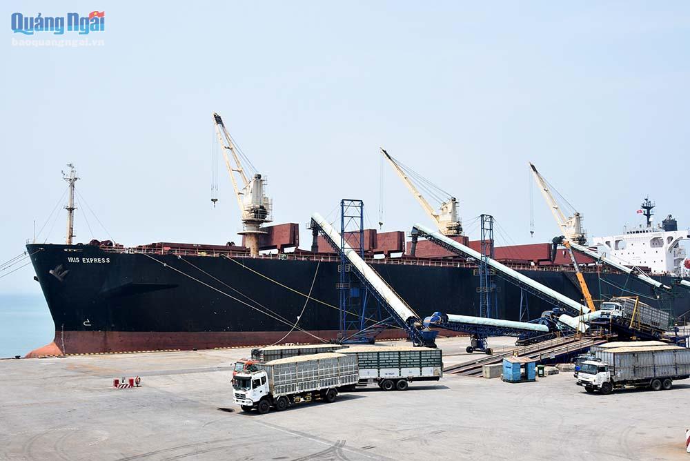 Cảng biển nước sâu tại KKT Dung Quất có thể đáp ứng tàu vận tải trên 100 ngàn tấn