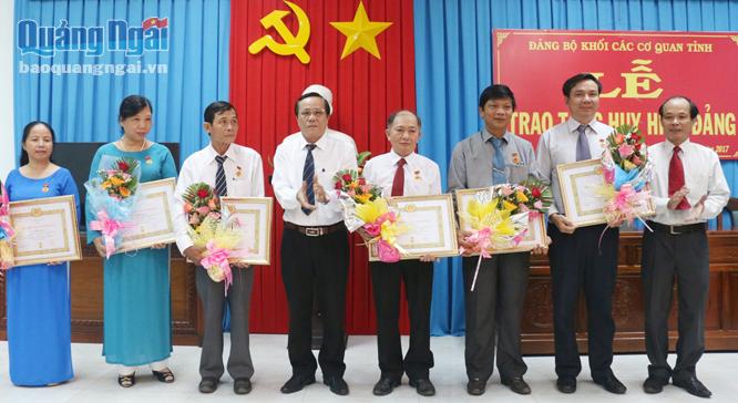 Lãnh đạo Đảng uỷ Khối Các cơ quan tỉnh trao huy hiệu 30 năm tuổi Đảng cho các đảng viên.