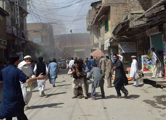 Cấp cứu người bị thương trong vụ nổ tại thị trấn Parachinar ở Kurram, Pakistan, ngày 31-3-2017. Ảnh: GEO TV