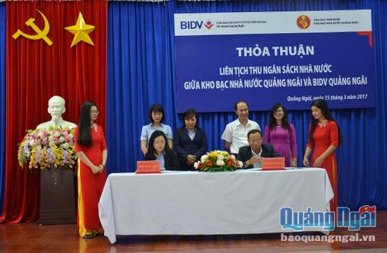 Đại diện BIDV Quảng Ngãi và Kho bạc Nhà nước Quảng Ngãi kí thỏa thuận liên tịch thu NSNN.