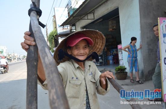 Vóc dáng bà Nhị nhỏ nhắn so với chiếc xe thồ chở dừa, đã trở thành hình ảnh quen thuộc với người dân xã Bình Trung và thị trấn Châu Ổ, huyện Bình Sơn.
