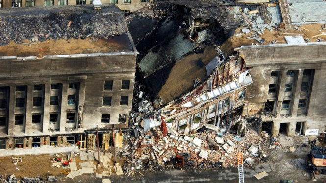 Bức ảnh chụp từ trên không về những thiệt hại của Lầu Năm Góc ngày 14-9-2001 sau khi bị máy bay của không tặc tấn công - Ảnh: FBI