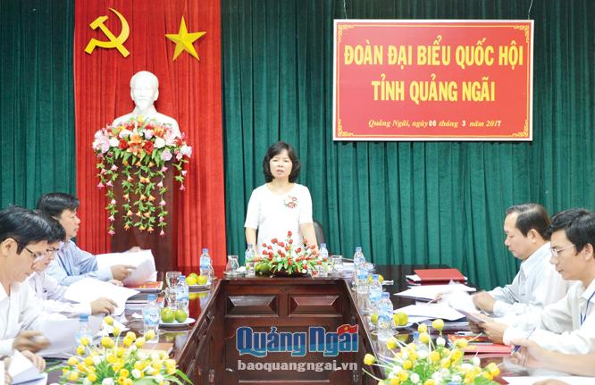 Phó Trưởng đoàn chuyên trách ĐBQH tỉnh Phạm Thị Thu Trang phát biểu tại buổi làm việc với các sở, ngành, địa phương.    