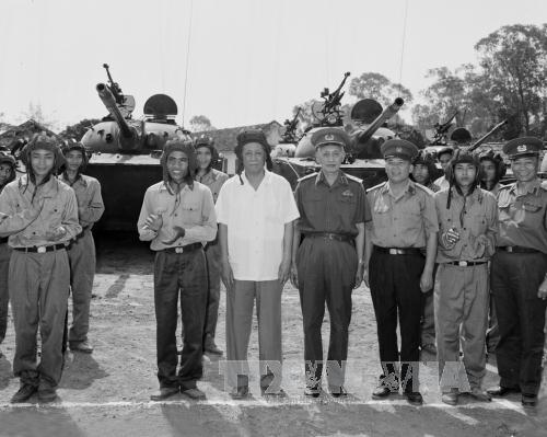  Ngày 24/4/1980, Tổng Bí thư Lê Duẩn thăm Lữ đoàn xe tăng 202, đơn vị đánh chiếm Bộ Tổng tham mưu Nguỵ Sài Gòn ngày 30/4/1975. Ảnh: TTXVN