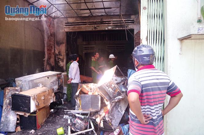 Hiện trường  vụ cháy tại cửa hàng kinh doanh gas, bếp gas Phúc Nhật, thôn Điền Hòa, xã Nghĩa Điền (Tư Nghĩa).