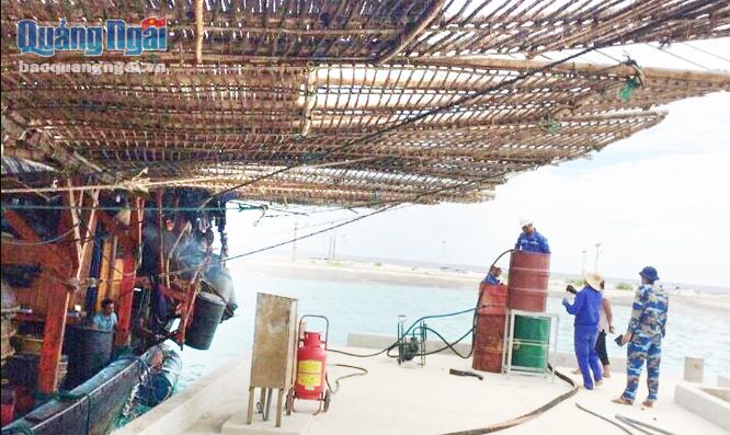  Trung tâm dịch vụ hậu cần – kỹ thuật đảo Sinh Tồn đang sửa chữa, bảo dưỡng tàu câu mực của ngư dân Nguyễn Hồng Thắng ngụ ở xã Bình Chánh (Bình Sơn).