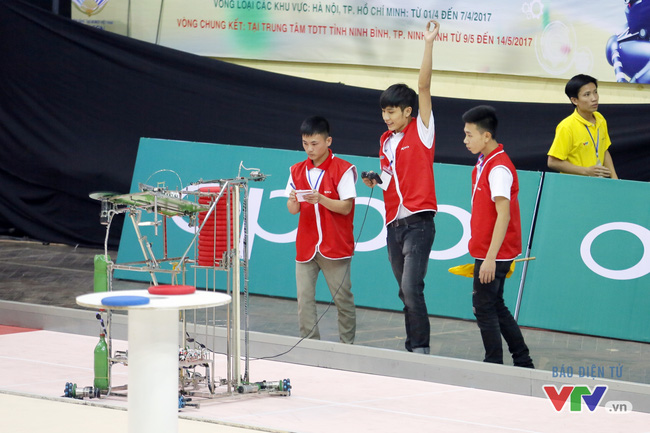 Trường Cao đẳng nghề Công nghệ Hà Tĩnh đã có tới 3 đội tuyển giành vé vào chung kết Robocon Việt Nam 2017 sau ngày thi đấu đầu tiên của vòng loại 2