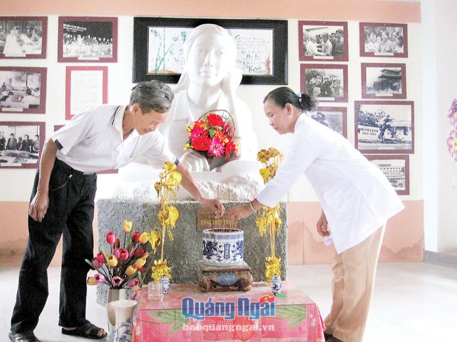 Bà Tạ Thị Ninh (bên phải) dâng hương trước tượng liệt sĩ, bác sĩ Đặng Thùy Trâm.                                                                                                                                                ẢNH: THANH KỲ