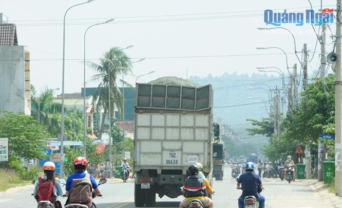 Xe chở gỗ dăm nâng thùng cao hơn so với quy định di chuyển trên Quốc lộ 24B qua địa phận phường Trương Quang Trọng.    