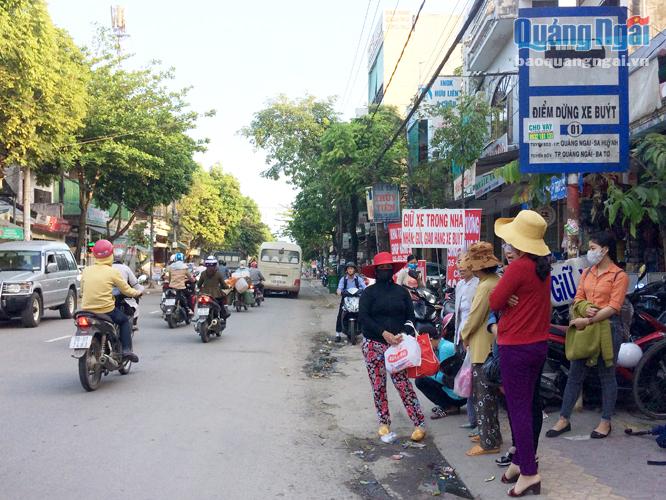 Điểm dừng xe buýt gần giao lộ Quang Trung - Lê Thánh Tôn (TP.Quảng Ngãi) tiềm ẩn nguy cơ mất an toàn giao thông.