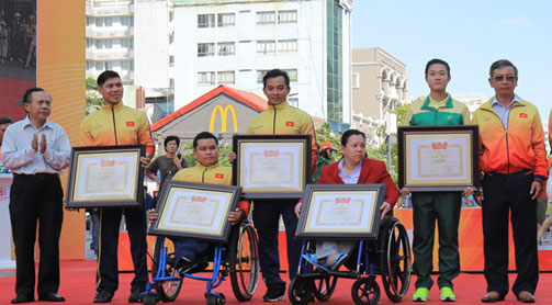 Đại diện báo Thể thao Việt Nam trao giải cho các HLV, VĐV phía Nam.
