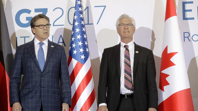 Bộ trưởng Năng lượng Mỹ Rick Perry (trái) và Bộ trưởng Năng lượng Canada James Gordon Carr (phải) chụp ảnh trong cuộc họp G7 Năng lượng ở Rome. Ảnh: AP