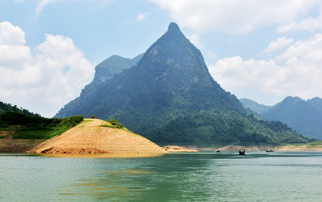 Hồ thủy điện Tuyên Quang nằm trong khu bảo tồn thiên nhiên Na Hang - Ảnh: Báo Tuyên Quang