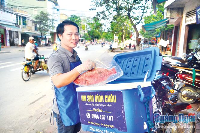 Thông qua dịch vụ bán hải sản qua mạng và giao hàng tận nhà của anh Bình, các bà nội trợ bận rộn không cần đi chợ, mà chỉ cần mua hàng qua điện thoại.