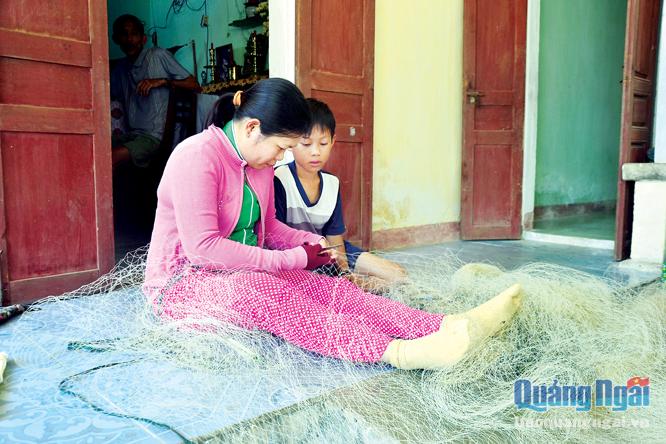 Dù còn nhiều nhọc nhằn, nhưng chị Phan Thị Phượng, ở thôn An Kỳ, xã Tịnh Kỳ (TP.Quảng Ngãi) vẫn vươn lên để nuôi dạy con cái chăm ngoan.