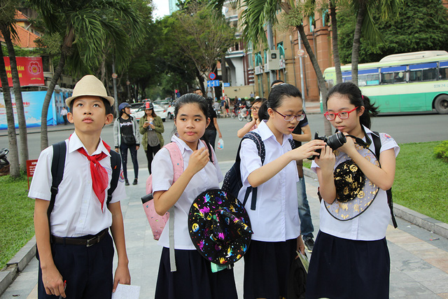 Học sinh trường THCS Trần Văn Ơn (TPHCM) với tiết học thực tế ở trung tâm thành phố