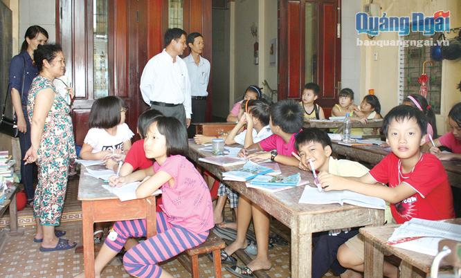 Nhiều phụ huynh gửi con cho cô giáo Trần Thị Loan (đã nghỉ hưu), ở phường Trần Phú để kèm cặp học tập .