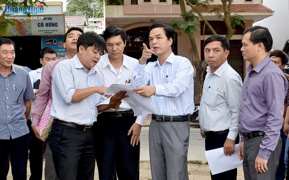 Phó Chủ tịch UBND tỉnh Đặng Ngọc Dũng (thứ 2 bên phải) kiểm tra thục địa tại