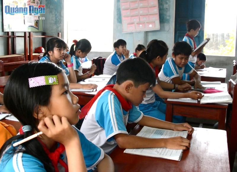 Học sinh lớp 5 Trường Tiểu học Nghĩa Điền đã được ngồi học trên những bộ bàn ghế đúng chuẩn.