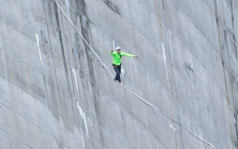 Hình ảnh ông Irmler đi dây trên con đập cao 137m. Ảnh: Caters News Agency