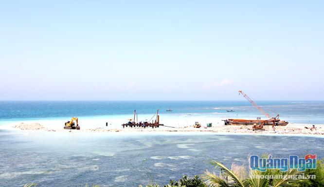 Dự án cảng Bến Đình - đảo Lý Sơn sau 1/3 thời gian thi công (6 tháng) chưa xong phần hạ nền.     