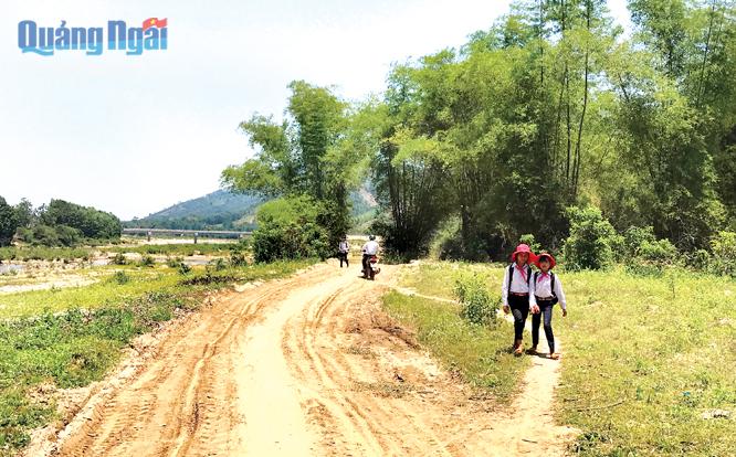 Việc đi lại của người dân thôn Làng Chai, Làng Già vẫn còn khó khăn. Họ phải mở đường mòn trên bãi bồi sông Re để đi lại.