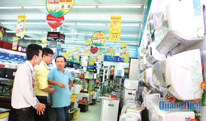 Người tiêu dùng tìm hiểu, mua sắm máy điều hòa tại Siêu thị điện máy Hòa Bình (TP.Quảng Ngãi).