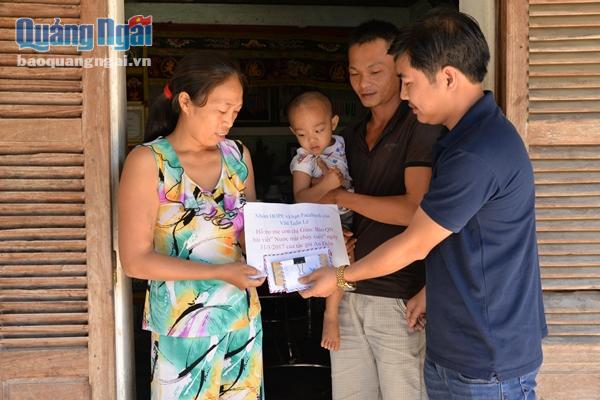 Bạn đọc Báo Quảng Ngãi trao tiền hỗ trợ cho gia đình chị Phạm Thị Ngọc Giàu