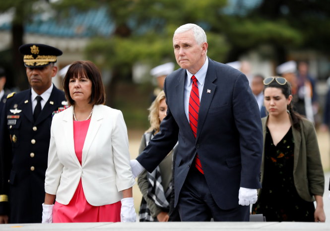 Phó Tổng thống Mike Pence cùng phu nhân đến thăm Nghĩa trang Quốc gia ở Seoul chiều 16-4 - Ảnh: Reuters