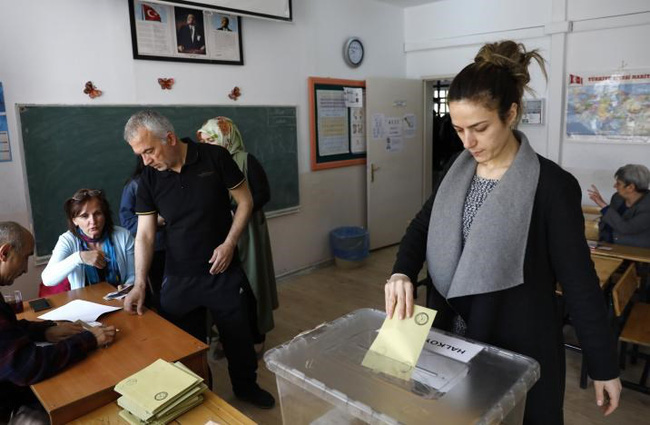 Người dân đi bỏ phiếu. (Ảnh: Reuters)