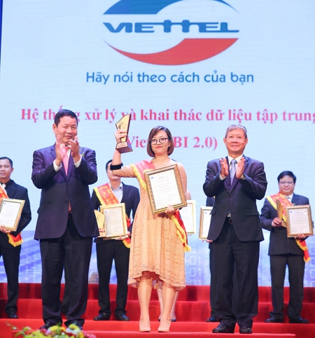 Đại diện Vietttel nhận Giải thưởng Sao Khuê