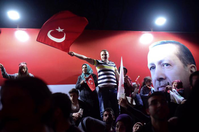 Những người ủng hộ Tổng thống Thổ Nhĩ Kỳ Tayyip Erdogan mừng tại Istanbul ngày 16/4. (Ảnh: Reuters)