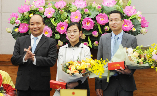 Đinh Hương Thảo (giữa ảnh) được Thủ tướng Nguyễn Xuân Phúc tuyên dương. Em là 1 trong 10 Gương mặt trẻ Việt Nam tiêu biểu năm 2016.